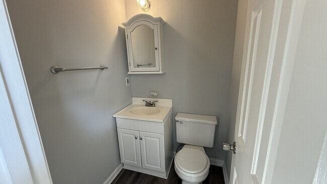 Building Photo - 110 Central Lake Dr