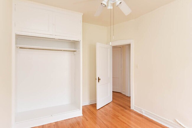 Building Photo - 834 W Waveland Ave