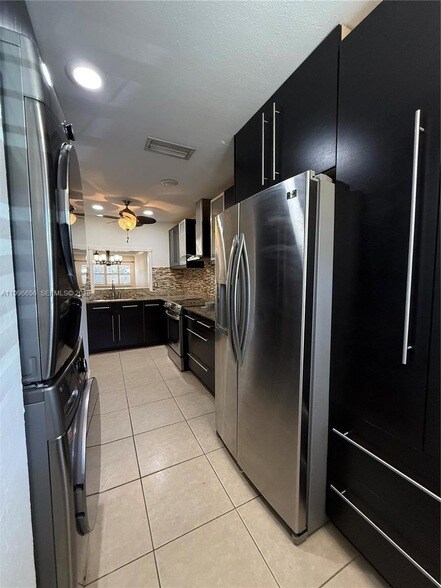 Building Photo - 3015 SW 20th Terrace