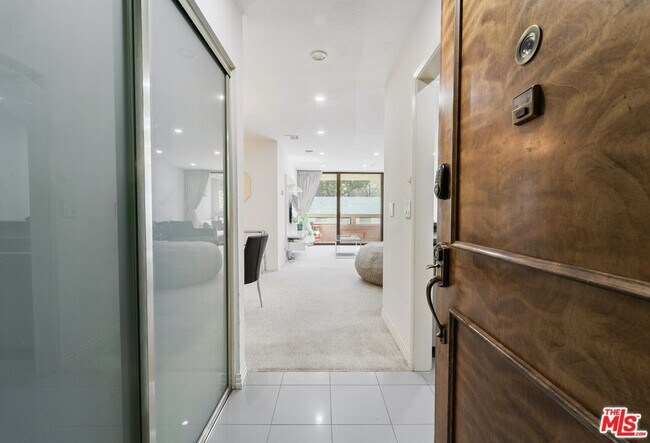 Building Photo - 121 S Hope St