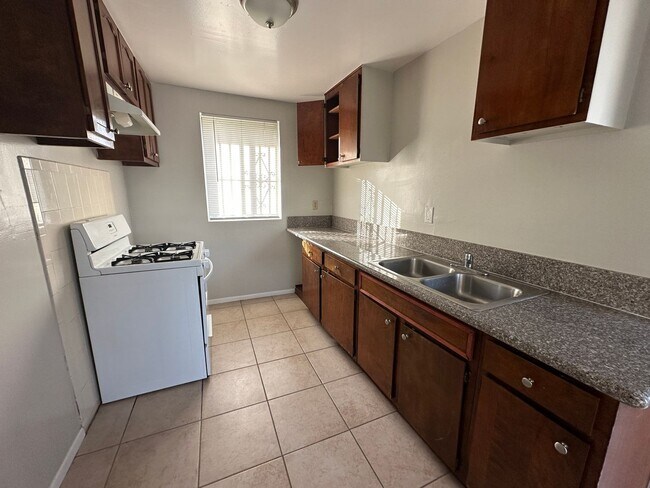 Building Photo - 717 W 214th St