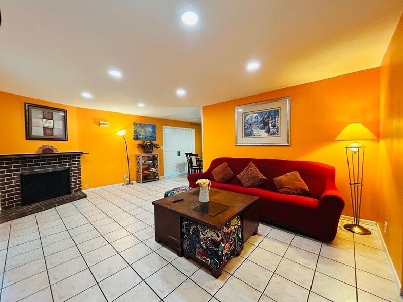 Primary Photo - 8871 Belmont St