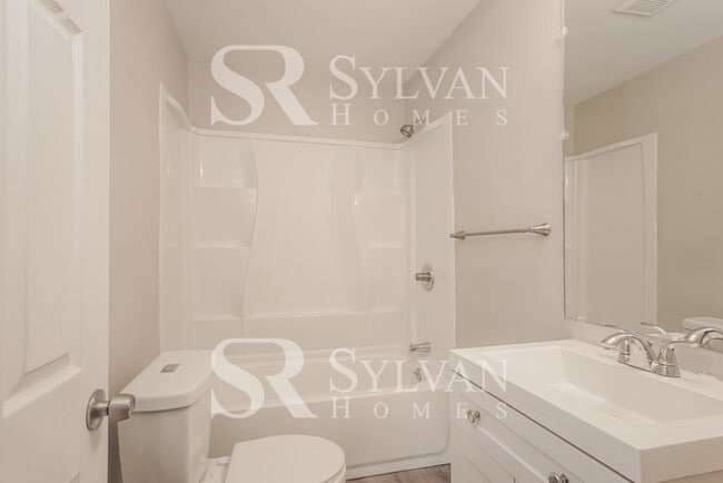 Building Photo - Stunning 3BR, 1.5BA brick home