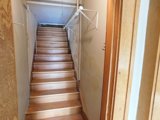 Building Photo - 2-bedroom, 1-bathroom Apartment w/ Basemen...