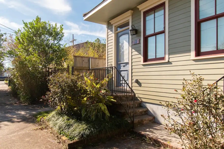 Building Photo - 716 Valence St