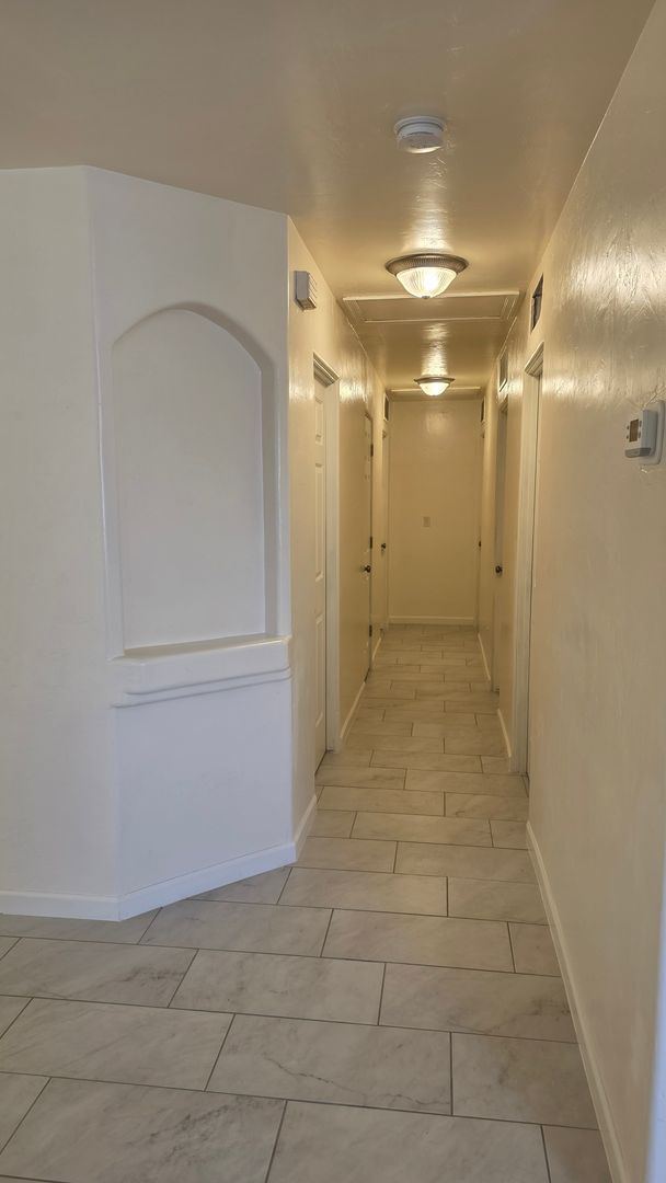 Building Photo - Beautiful Renovated  4 Bed 2 Bath HOME!