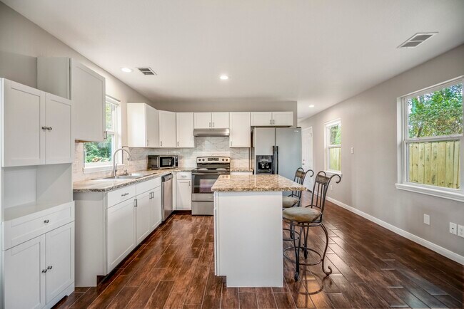 Building Photo - 628 Foster St