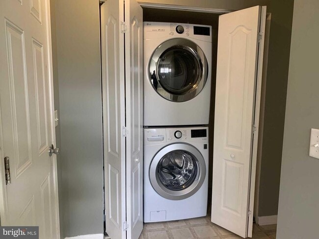 Building Photo - 351 Paradee Dr