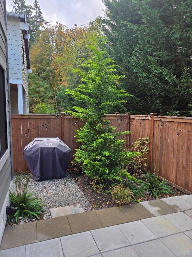 Building Photo - Luxury 3  Bedroom 2.5 Bath Townhome Located in Kirkland