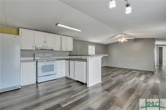 Building Photo - 3 Pine Rd