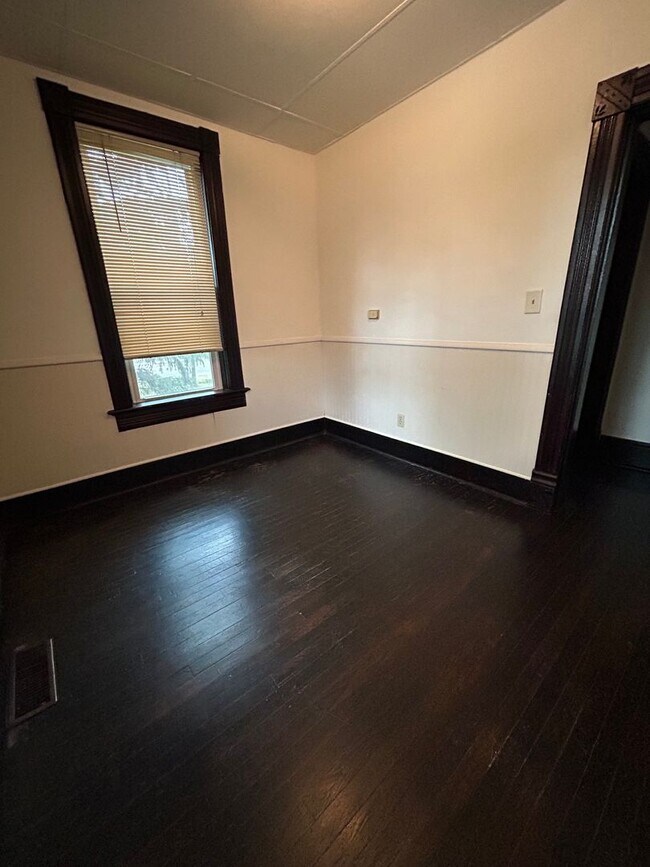 Building Photo - One Bedroom Apartment on La Crosse Northside