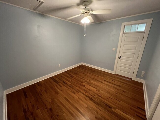 Building Photo - Vintage 3 Bedroom Home in historic University Gardens near LSU Lakes!