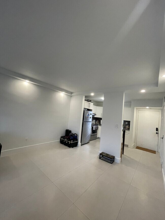 Dinning room. Front door shown. 10x11 - 7505 SW 82nd St