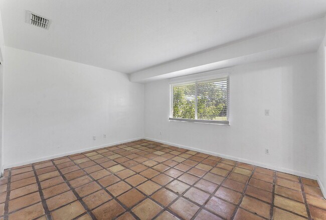 Building Photo - 1974 SE Tiffany Ave