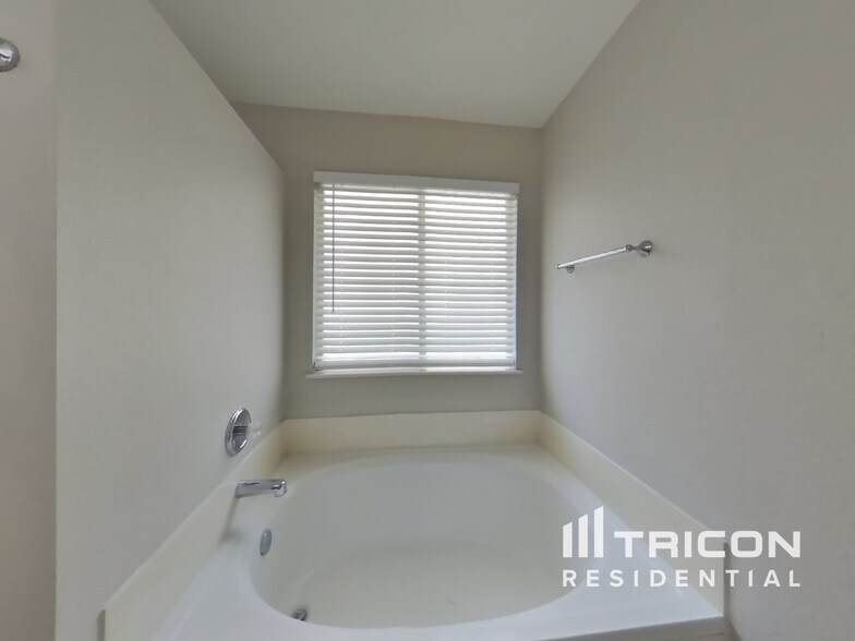 Building Photo - 353 Willow View