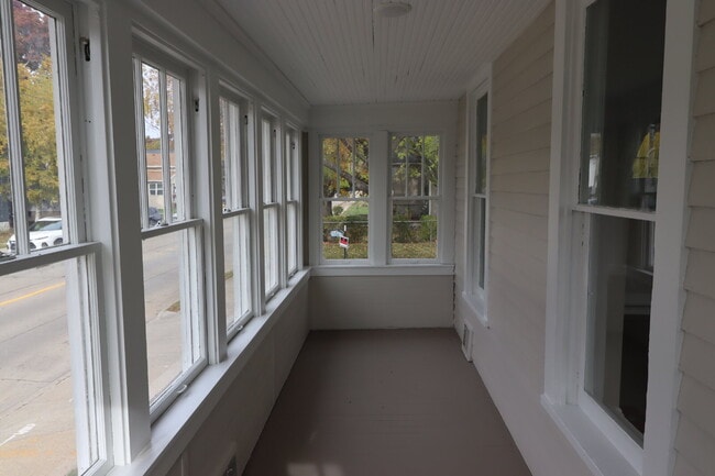 Building Photo - Large Updated 4 Bedroom Single Family Home