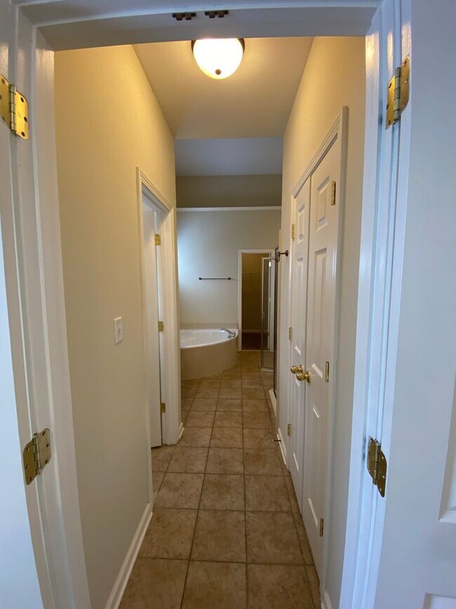 Building Photo - LARGE AND SPACIOUS HOME IN BARTLETT/ARLINGTON