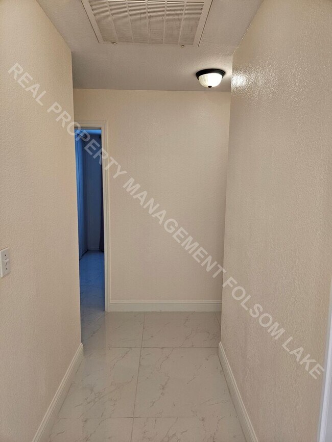 Building Photo - Coming Soon – 3 Bed / 2 Bath Home Near Folsom High School