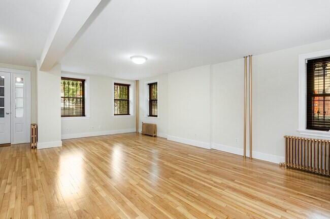 Building Photo - Spacious & Sunny Garden Floor Thru