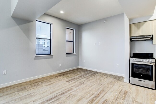 Building Photo - 3113 St Charles St