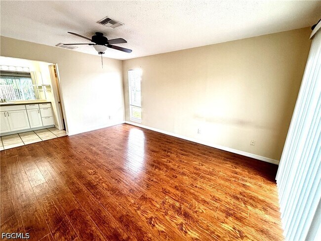 Building Photo - 5660 Foxlake Dr