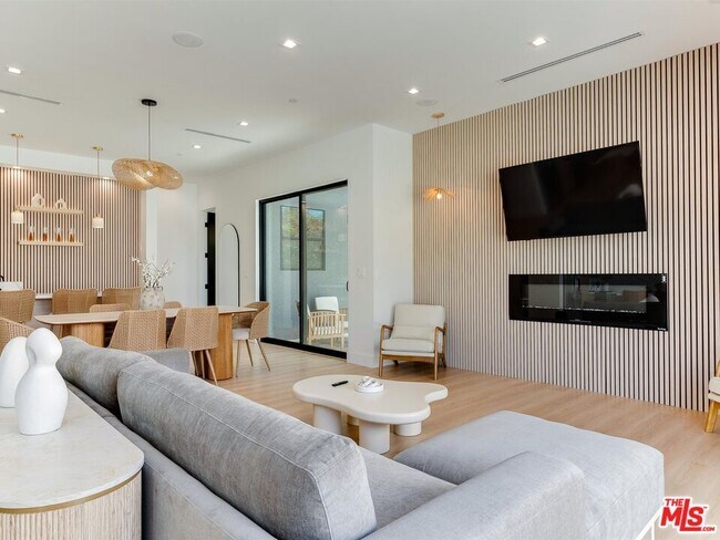 Building Photo - 5929 Hesperia Ave