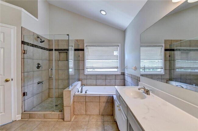 Building Photo - 2835 Crestmont Ct