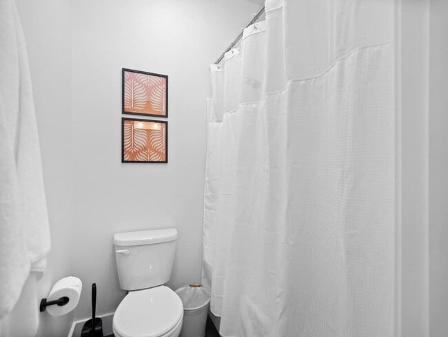 Building Photo - Beautiful Townhouse In Spokanes Kendall ya...