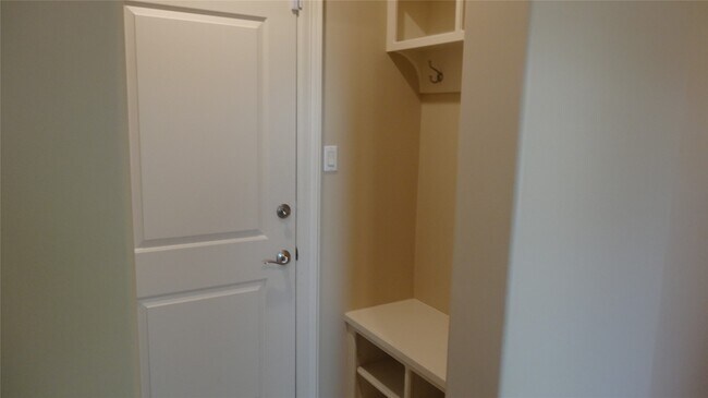 Building Photo - 2101 Elmen St