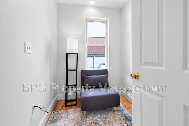 Building Photo - 1037 5th St NE