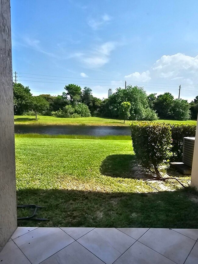 Building Photo - 1049 Golden Lakes Blvd