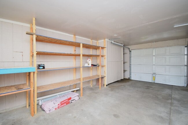 Building Photo - Comfortable Kearns 4-Bed Home with Spacious layout & Private Yard