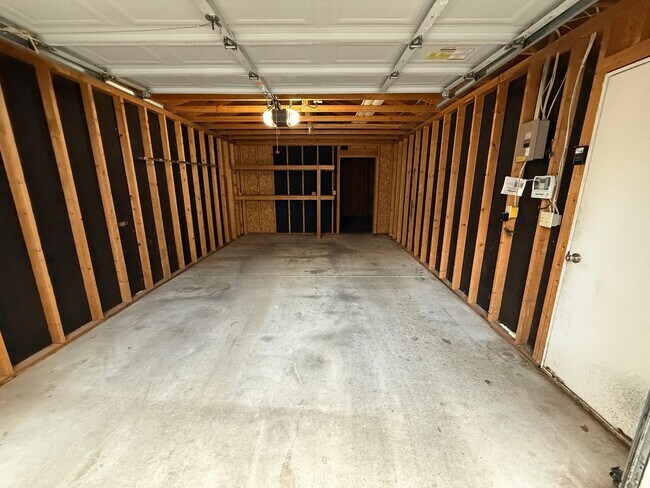 Building Photo - Two bedroom, One bathroom, Pet Friendly Ho...