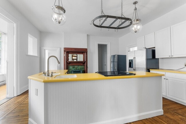 Building Photo - Huge Brick House in Victorian Village/Short North, Beautiful Woodwork 3 Car Garage and Swimming pool