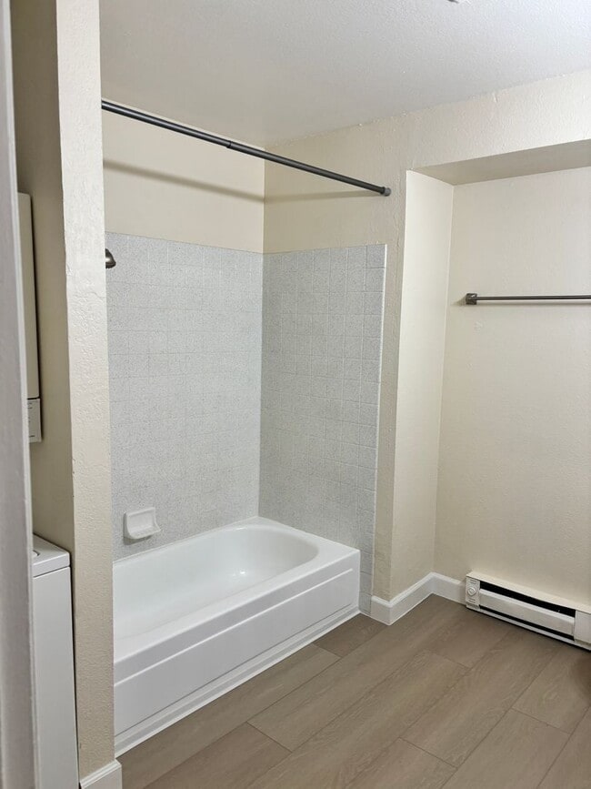 Building Photo - NEWLY REMODELED CONDO - 1 BED/1 BATH UPSTA...