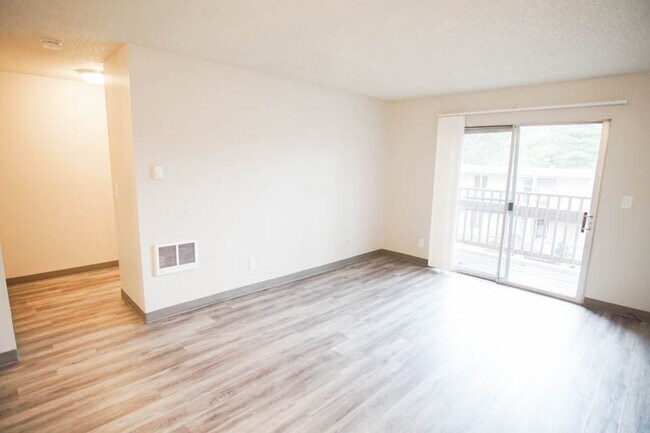 Building Photo - 1 Bdr w/Large Closets + DW & Private Balcony!
