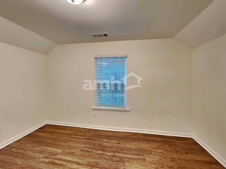 Building Photo - 32 Landsdown Xing