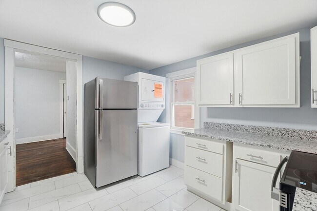 Building Photo - 44 5 Oaks Ave