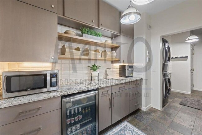 Building Photo - Spacious Trickle Creek Home