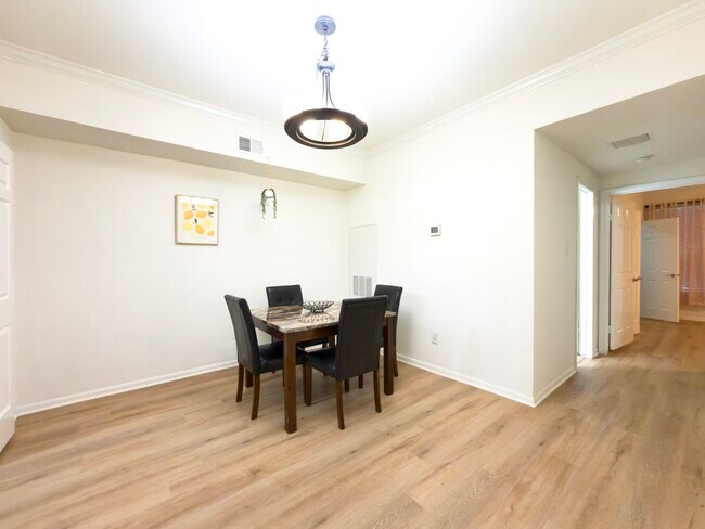 Building Photo - 2255 Braeswood Park Dr