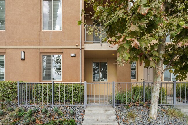 Building Photo - Spacious 4 Bedroom TownHome in Garden Grove!