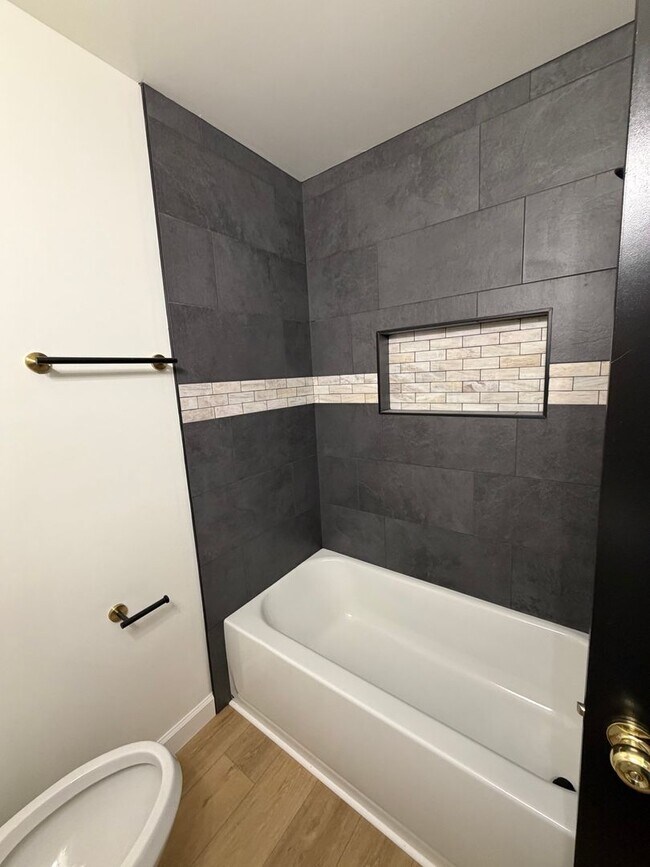 Building Photo - Brand new renovation 2bed 1.5bath