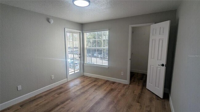 Building Photo - 1948 Lake Atriums Cir