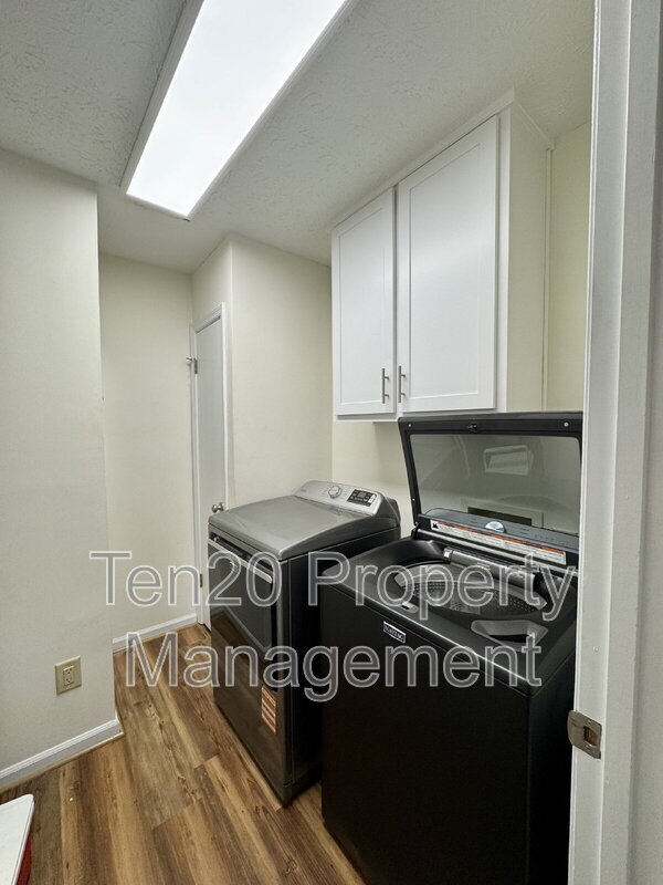Building Photo - 4 S Whisper Ct