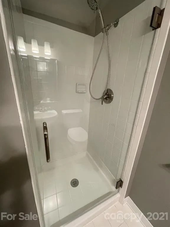 Building Photo - Room in Apartment on N Poplar St