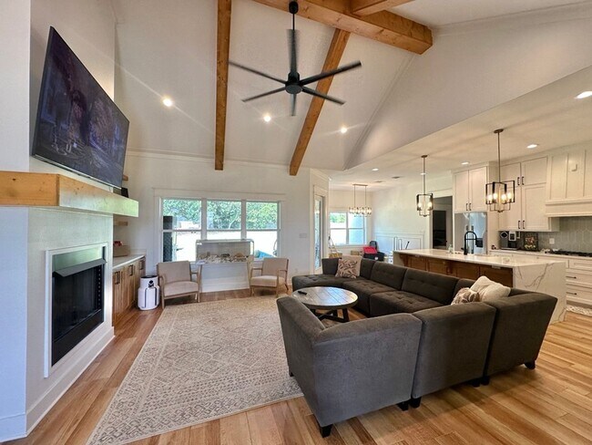 Building Photo - 15849 Avery Ln