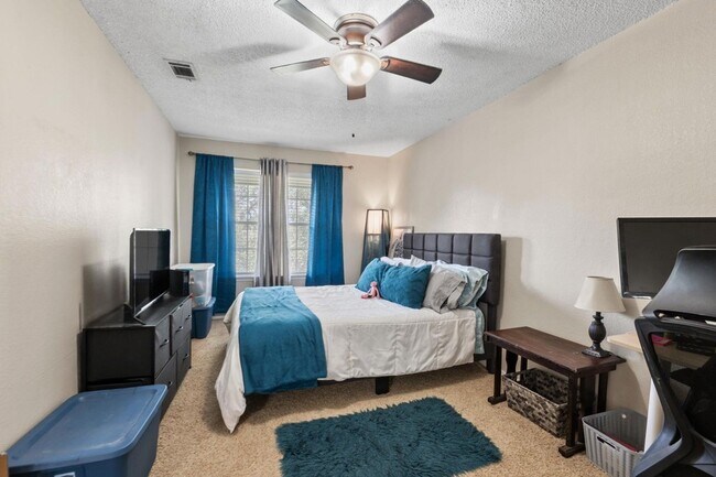 Building Photo - 1015 E Yager Ln