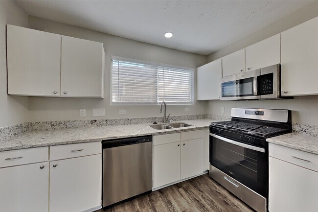 Building Photo - 5150 Summit Lodge Dr