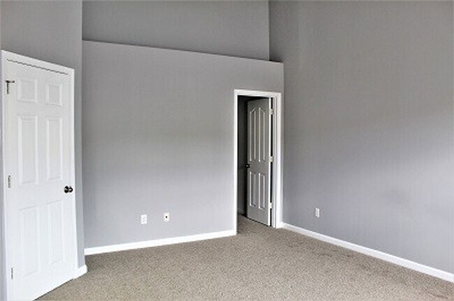 Building Photo - 3BR/2.5BA Townhome in Cobblestone Cove, Move In Ready - Paint and Flooring is new