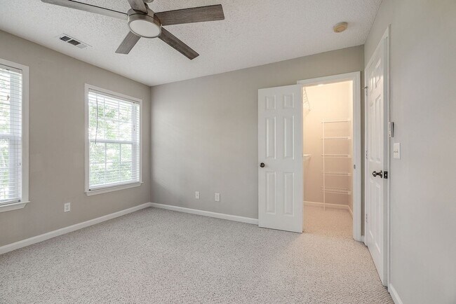 Building Photo - Beautiful Custom Home on Golf Course